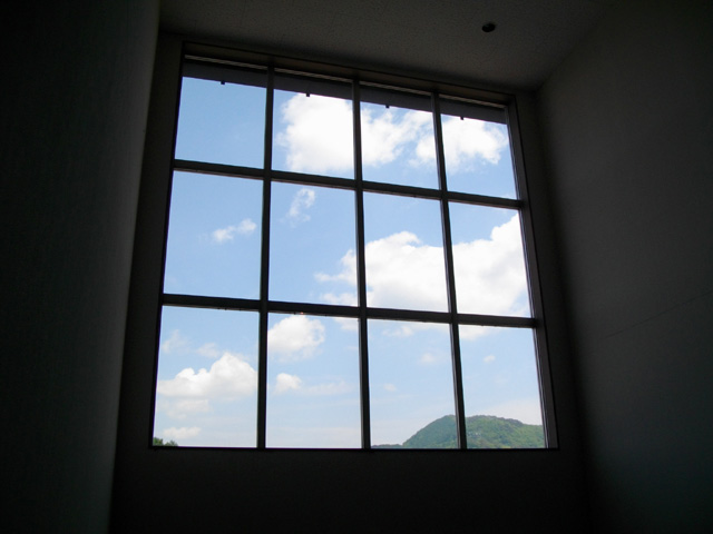 大窓から白い雲
