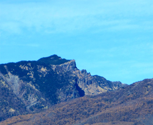 遠くの山