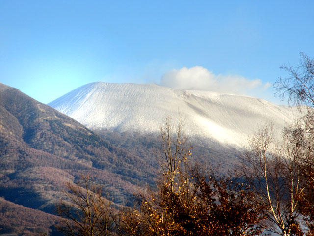 雪の浅間山